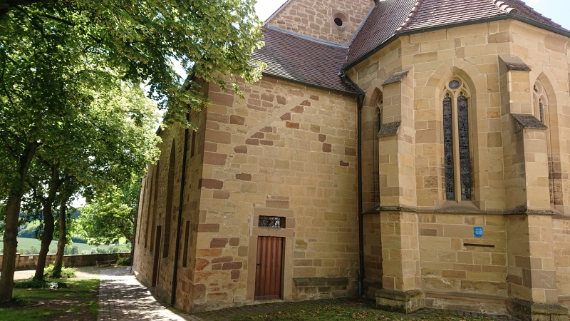Kirchplatz seitlich der Michaelskirche Hilsbach
