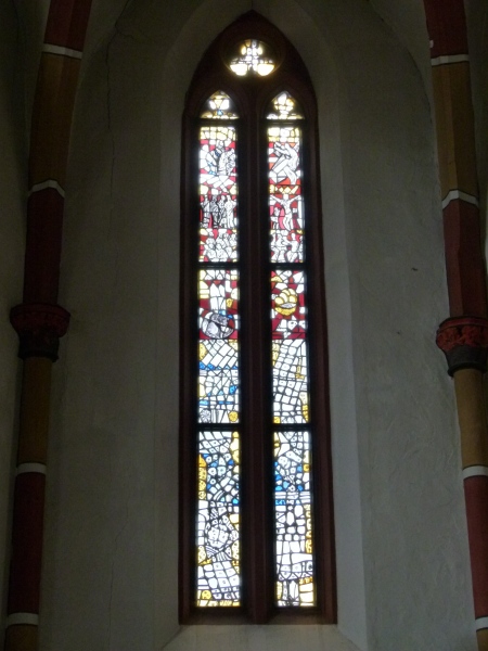 Fenster im Chor der Michaelskirche Hilsbach