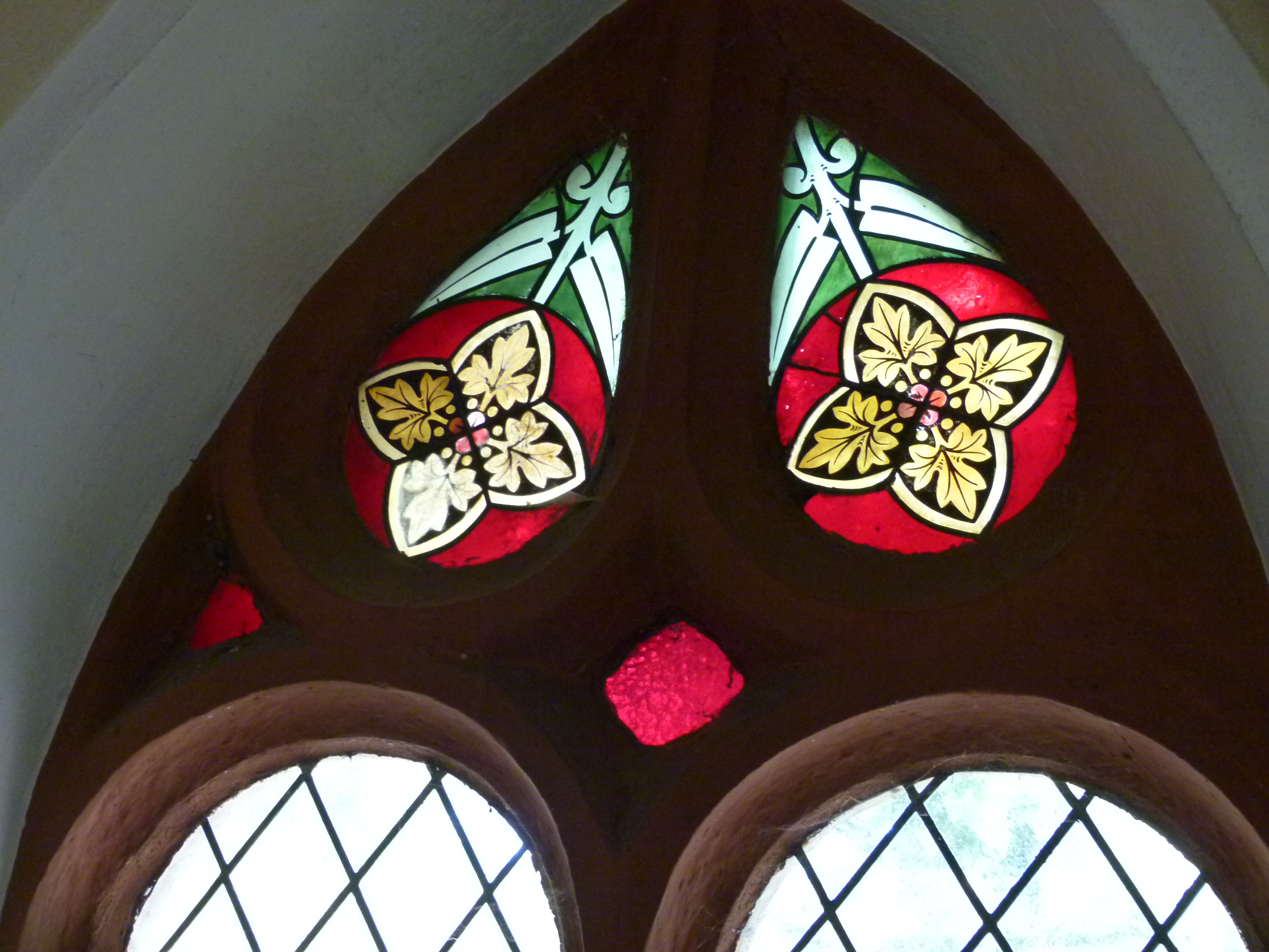 Fenster im Langhaus der Michaelskirche Hilsbach