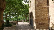 Kirchplatz vor dem Haupteingang der Michaelskirche Hilsbach